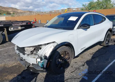 2023 Ford Mustang Mach-E Premium z USA, uszkodzony, nr VIN 3FMTK3R75PMA80665